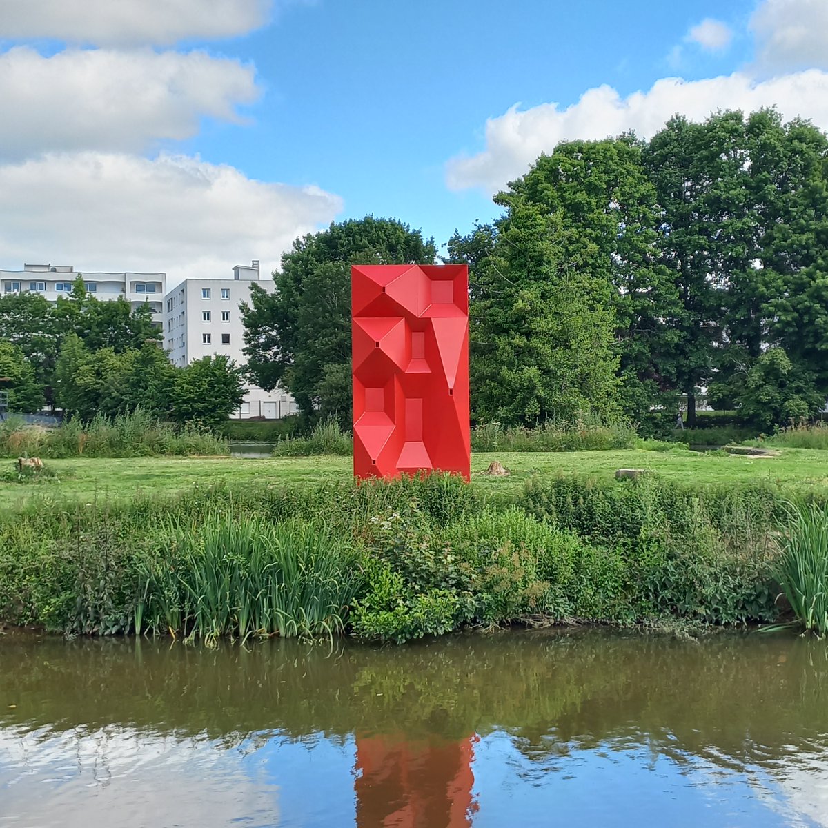 LaurentRiera's tweet photo. 🐦 Un nouveau nichoir, dessiné par les architectes suédois Tham &amp; Videgård (mécène @GroupeLamotte), installé sur l'île du Moulin du Comte à Rennes. Espèces ciblées: mésange &amp; bergeronnette. Retour sur l'incroyable projet de micro-architecture Muz Yer ici👉 https://t.co/MawKyMpoAd https://t.co/2G7gQNBt88