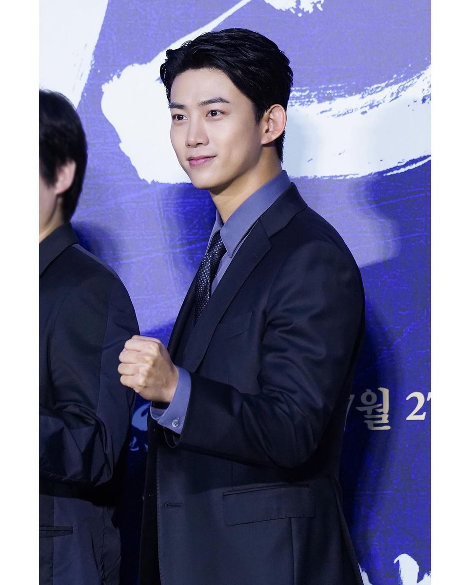 2pmalways's tweet photo. [51k IG]
Hansan: Dragon's Appearance 🐉

Joseon's enthusiast who tracks the Japanese army🔎
Taecyeon's beauty as Lim Junyoung🌟

This summer July 27th-!
Let's meet at a cool theatre🎬

#OKTAECYEON
#Hansan #ProductionNotes
#LimJunyoung #27July #Premiere
https://t.co/nHcnfJYWtm https://t.co/FG807qPuTp