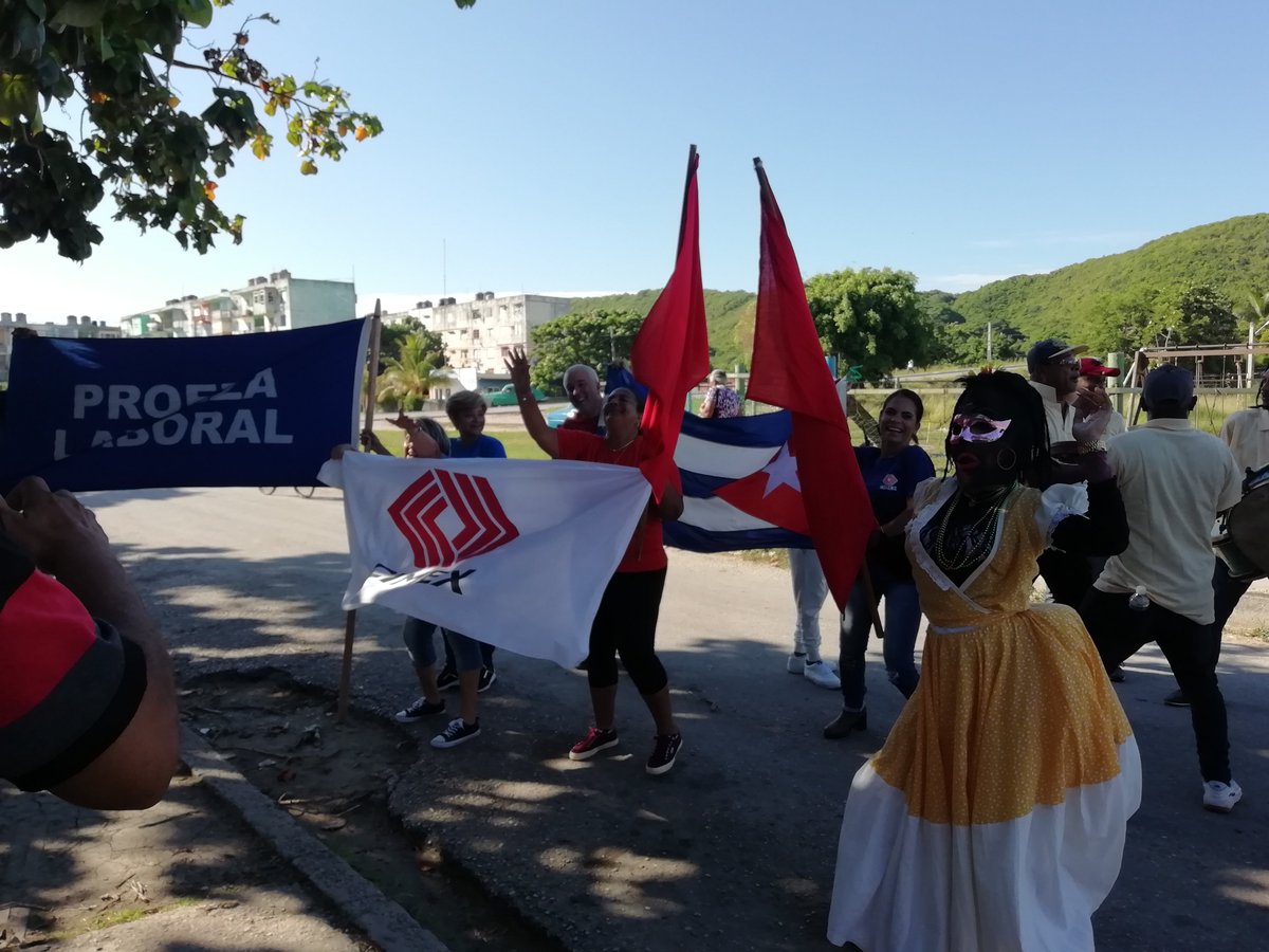 NileyanR2's tweet photo. Recibe el colectivo del Complejo Santa Cruz la bandera "Proeza Laboral" en representación de la Sucursal Cimex #Mayabeque. https://t.co/qLUPRyy8k7