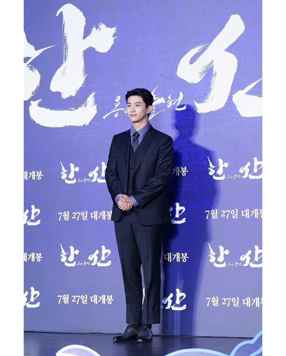 2pmalways's tweet photo. [51k IG]
Hansan: Dragon's Appearance 🐉

Joseon's enthusiast who tracks the Japanese army🔎
Taecyeon's beauty as Lim Junyoung🌟

This summer July 27th-!
Let's meet at a cool theatre🎬

#OKTAECYEON
#Hansan #ProductionNotes
#LimJunyoung #27July #Premiere
https://t.co/nHcnfJYWtm https://t.co/FG807qPuTp