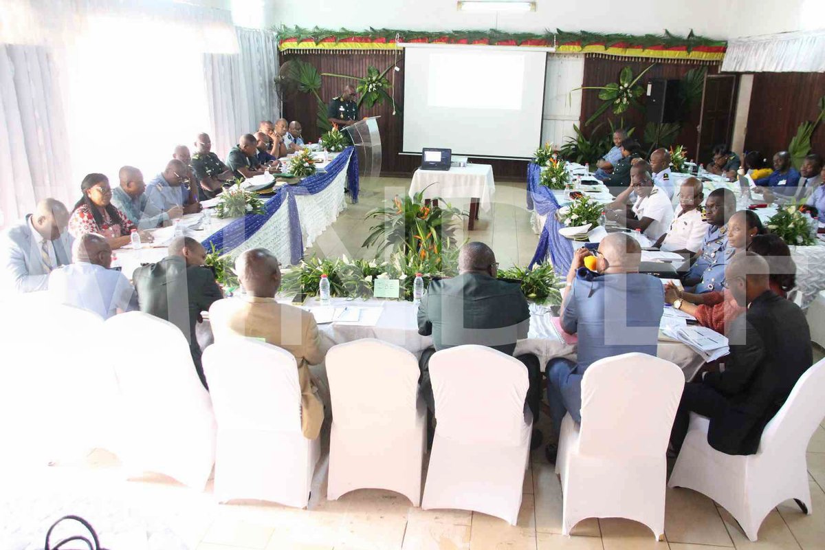 mindefcm's tweet image. Les acteurs de la chaîne de performance du MINDEF et les experts des administrations publiques prennent part à l’atelier d’évaluation à mi-parcours de la mise en œuvre des programmes du MINDEF, du 28 au 29 juin 2022, au Mess des Officiers.
#MINFI
#MINEPAT
#PSSFP
#Cameroun