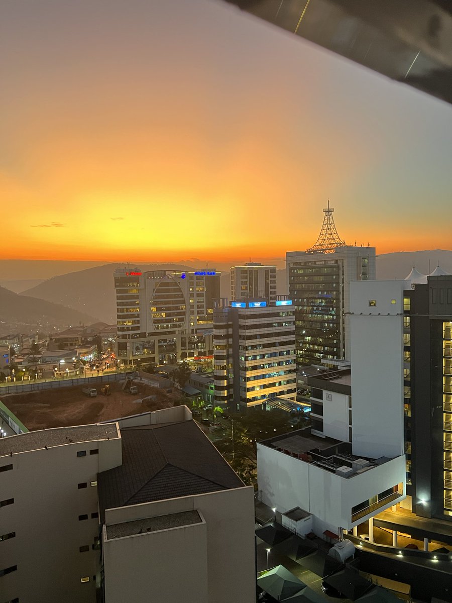 KImfura_104's tweet photo. I done did it again! 
#kigalisunset https://t.co/2SjLds66Ev
