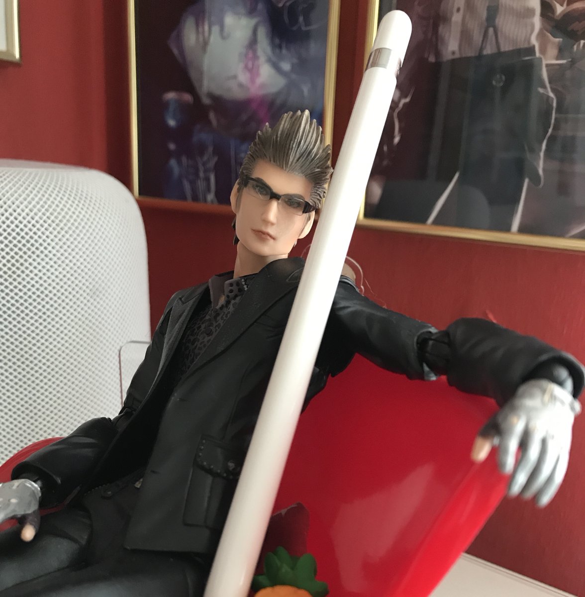 pakignis's tweet image. This week I have been given the role of apple pencil protector. ❤️✏️