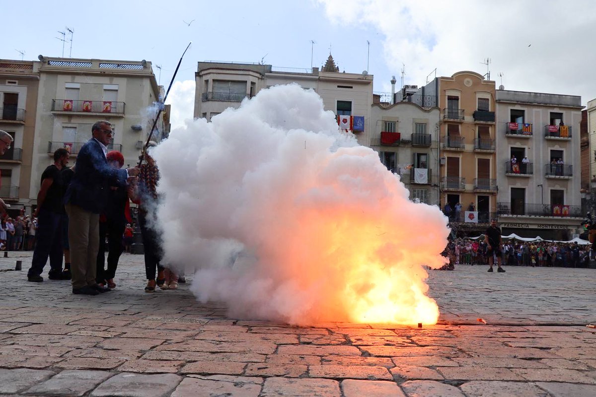 girigall's tweet image. Encendre la tronada de Reus es un extraordinària honor, un anhel, un somni q avui he pogut fer realitat gràcies a la meva dedicació professional a esport municipal durant 33 anys.
Gràcies @CarlesPallicer @PCuerba @ReusCultura @ReusEsport