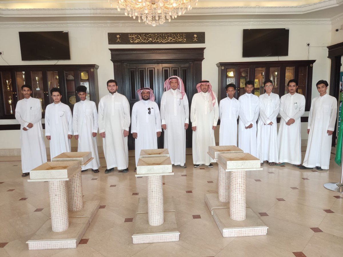 ALASIMH's tweet photo. استقبل القائد العام للمعهد أ.عادل الطخيم ، المفوض الكشفي فهد النهيو والفرقة الكشفية المشاركة بأعمال الحج لعام١٤٤٣هـ  بحضور مدير القسم الثانوي أ.سعد الدعيلج .
واستمع أفراد الفرقة لتوجيهات القائد العام  وحثهم ببذل أقصى الجهود لخدمة الحجاج تنفيذًا لتوجيهات ولاة الأمر 
 #بسلامٍ_آمنين https://t.co/MzGM0ksQDJ