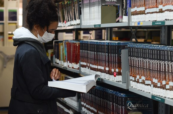 Hoje, 29 de junho, completam-se 15 anos da aprovação das cotas com recorte social e racial na UFRGS. Para fazer um balanço desse período, o Jornal da UFRGS conversou com a coordenadora-adjunta do NEABI, Tamyres Filgueira -> ufrgs.br/radio/quinze-a…