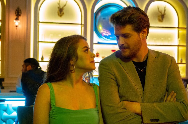 #Seversin yıldızlarının kıyafet ve aksesuarları #kanald #dizikıyafetleri uygulaması #Ekranda’da.  Hemen yükle ekranda Moda’yı keşfet #dizi #ilaydaalişan #BurakYörük #stil #moda #alışveriş #ünlükıyafetleri #sponsor #onlinealışveriş