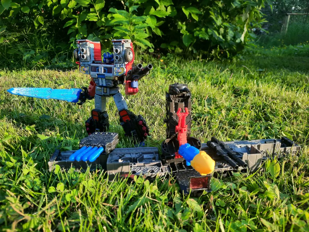 Tfpivman's tweet photo. Some outdoor photos with Transformers
#Transformers #TransformersG1 #TransformersG2 #transformerslegacy #warforcybertronsiege #GenerationsSelect https://t.co/yIH2UQeHoP