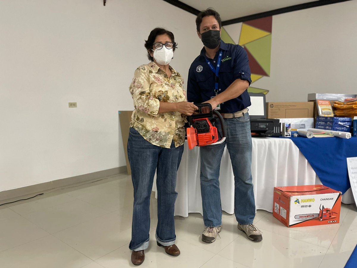 FAOHonduras's tweet photo. Bajo el enfoque de Protección Forestal, FAO Honduras fortalece dos Centros de Operación Interinstitucional de Incendios Forestales (#COIIF) en el Occidente de Honduras, dotándolos de insumos, herramientas y tecnología para el monitoreo, evaluación y combate contra #Incendios https://t.co/CoYpx4QGDx