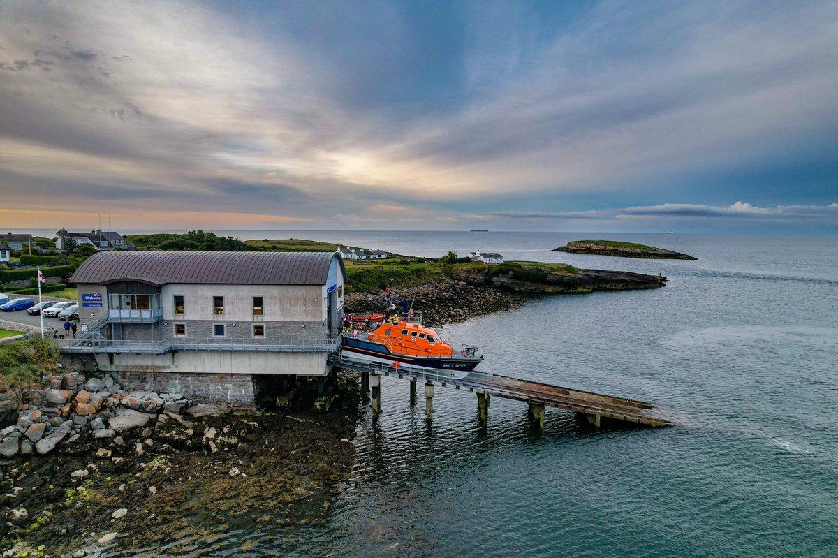 Fantastic day spent watching the @RNLI lifeboats in action, firstly at the Queens Baton relay with @HheadLifeboat and then catching @MoelfreLifeboat returning from training exercise this evening These guys do fantastic work looking out for everyone at sea #rnli #SavingLivesAtSea