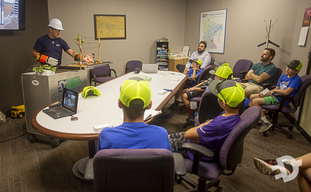 DakotaElec's tweet image. Happy to have the robotics team from Inver Grove Heights, Eagan and South St. Paul here today. They learned about safety around power lines, how system automation helps us provide reliable power and saw a bucket truck up close and heard from a lineworker. #futurelineworkers 🔌