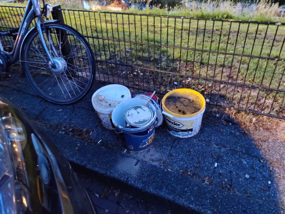 Mannatje's tweet photo. Laatste rondje 🐕 @radilaak 
#straatvervuiling van #deelvoertuigen @gosharingoff op het net nieuwe gedeelte van de Jan van Beersstraat. Zo jammer dit. Is toch niet de bedoeling lijkt mij @GemeenteDenHaag ?

Janssoniusstraat Bragastraat

Aarnout Drostlaan to. nr. 81
@bredemeijer https://t.co/NCFY4u4iQb