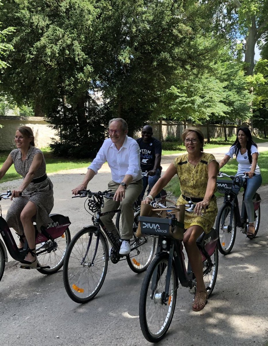 MesdadiNora's tweet photo. inauguration de la station @DiviaMobilites par @nkoenders 
Installée à l’entrée du parc de la #Colombiere à @dijon 
#BaladeSympa en vélo à faire 😉

@frebsamen @Titah13215306 @PatriceChateau et Dominique Martin Gendre https://t.co/mkh6RAQ1NT