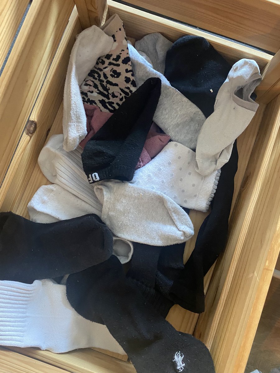 Hvernig getur maður endað upp með svona 20 mismunandi sokka og enginn þeirra passar saman!!!!
