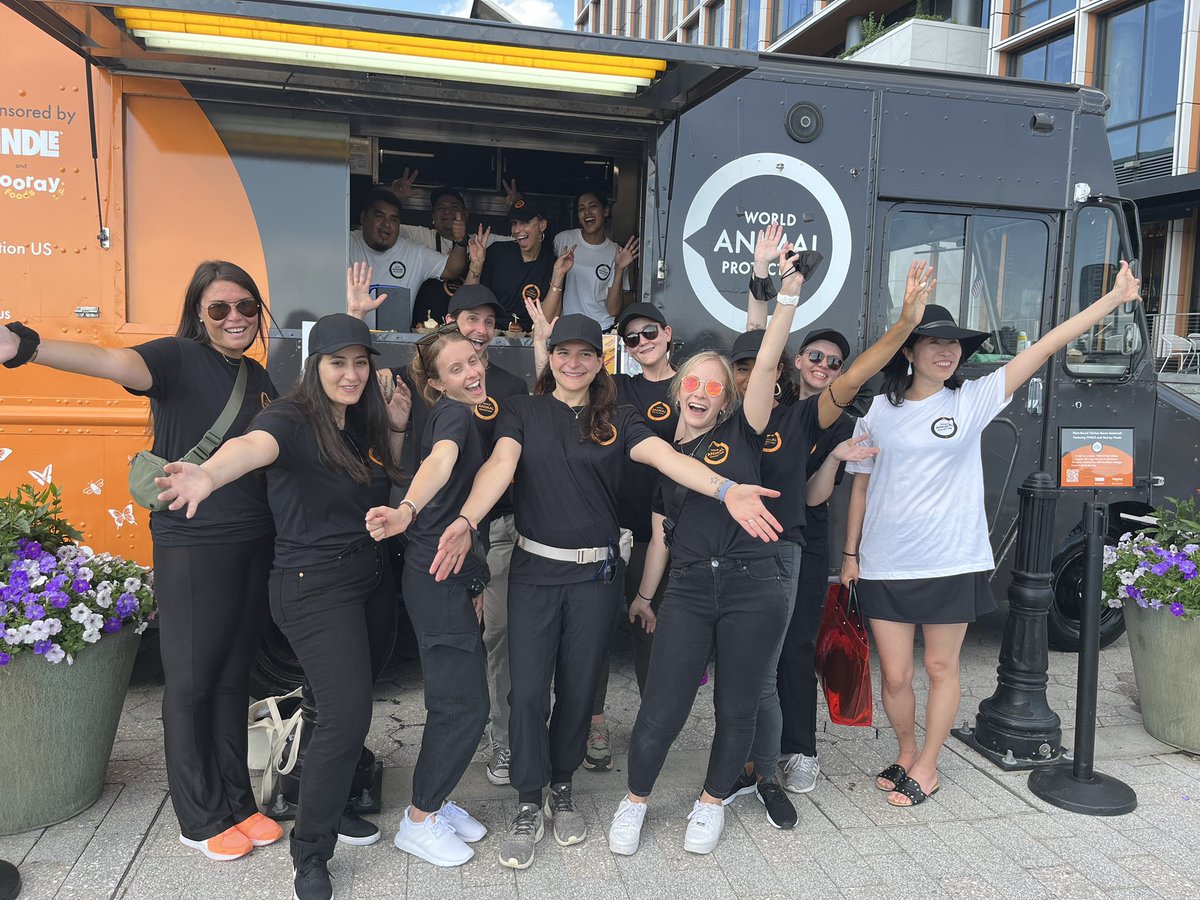 MoveTheWorldUS's tweet photo. What an amazing day showing how delicious plant-based food can be!  😍

Thank you to everyone who helped make this happen and who joined us in DC, including @MYAPLANET9 and our sponsors @TiNDLE_foods and @EatHoorayFoods! 🧡 #EatLessMeat https://t.co/zbuloNvFAl
