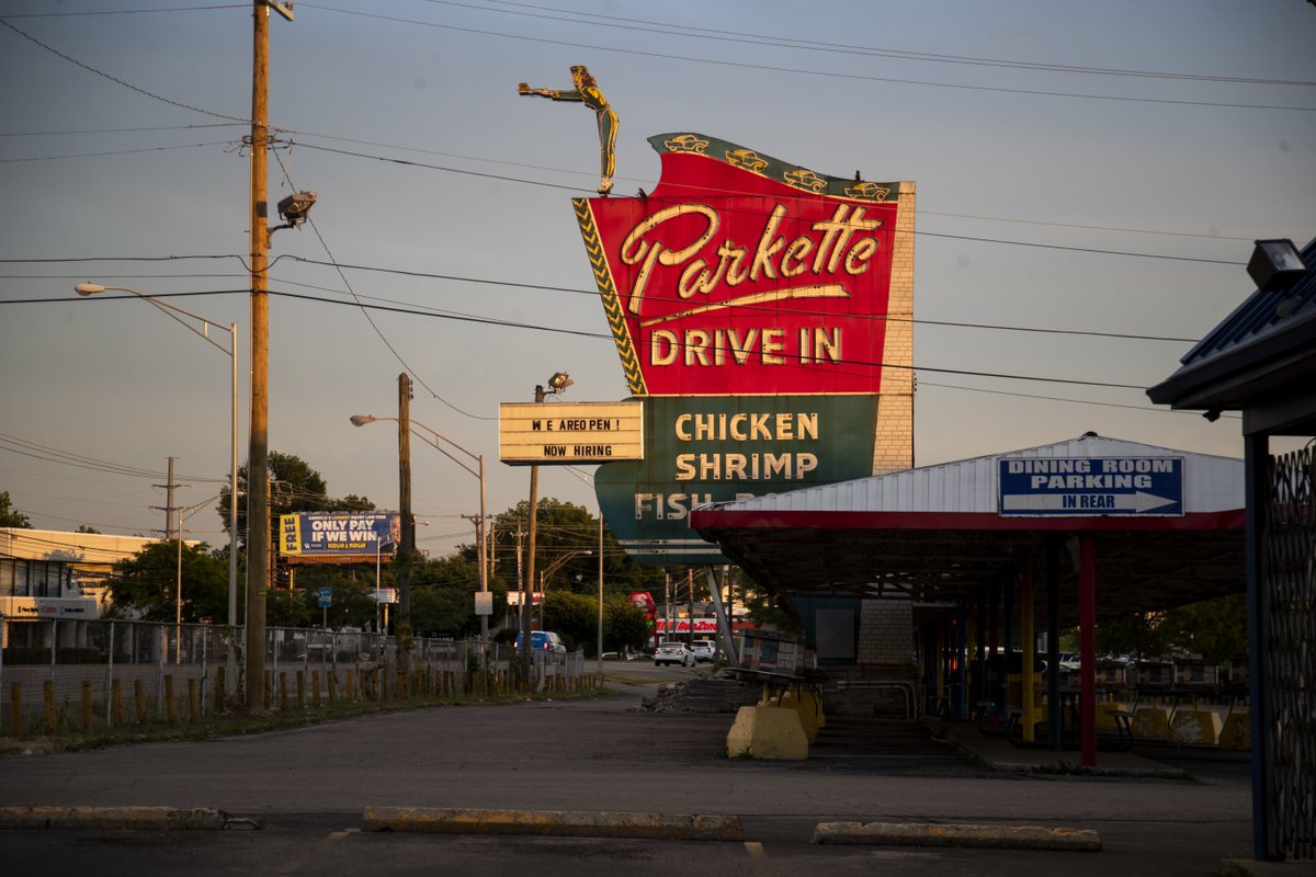 lexgoeat's tweet photo. Sunset at the Parkette Drive-In on the final night for one of the oldest restaurants in Lexington, June 28, 2022. Pic by @sigh_las  Stories, reaction, historic photos of closing of 70-year dining spot at https://t.co/v1s90mIsnv https://t.co/VdbQyEMIah