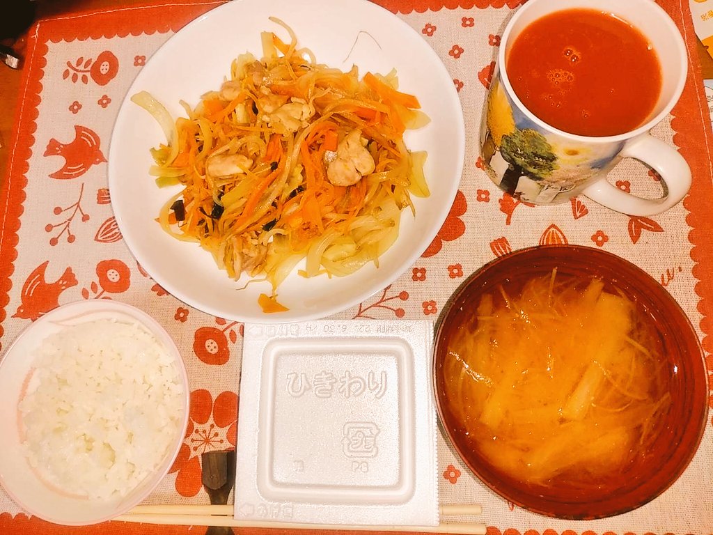 おはようございます‼️＼(^-^)／💖🍀昨日の夕食🌃🍴鶏肉入りの野菜炒めと大根のお味噌汁‼️😋納豆は必須です‼️🤭素敵な１日を‼️😍