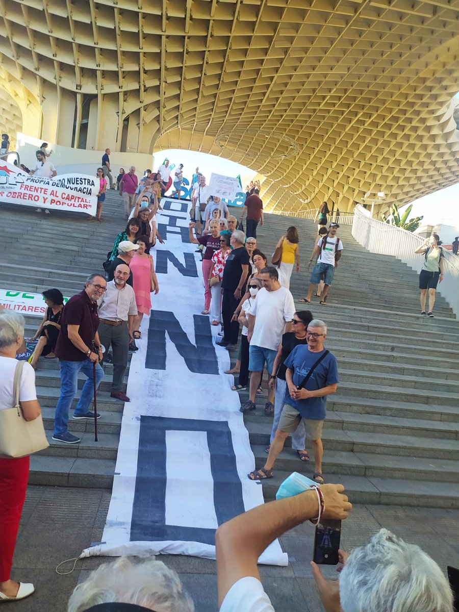 APDHASevilla's tweet photo. #Hoy en Sevilla concentración contra la Cumbre de la OTAN. Contra la alianza militar que ha desencadenado casi todas  las guerras de este siglo y desatado la miseria e inseguridad por donde ha pasado.

#OtanNoBasesFuera
#NiOTANniPUTIN https://t.co/L9YCrmDo7E