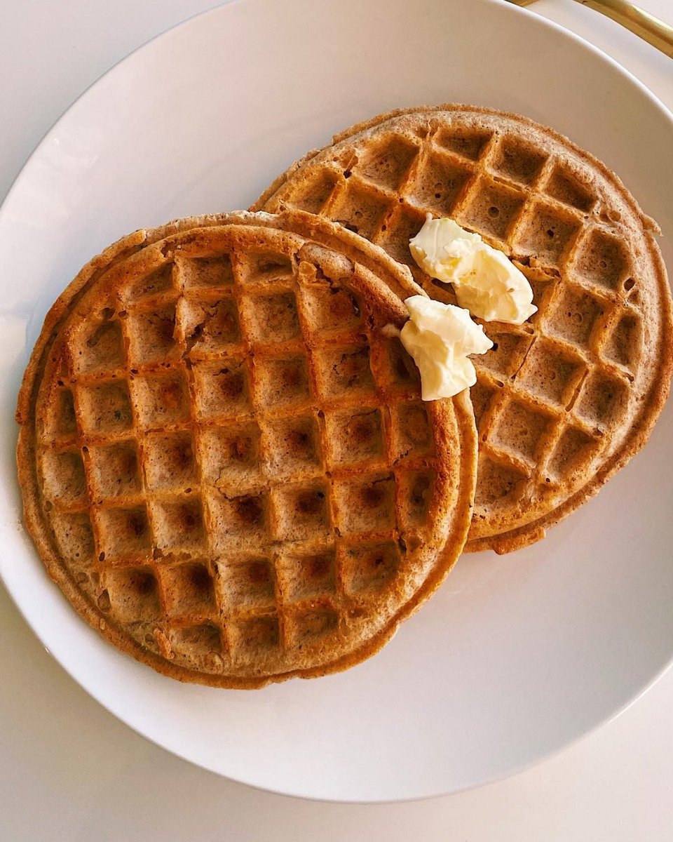 Sometimes the best toppings are little to no toppings. 

Do you prefer your waffles plain or with toppings?

📸: IG wellness.balanced