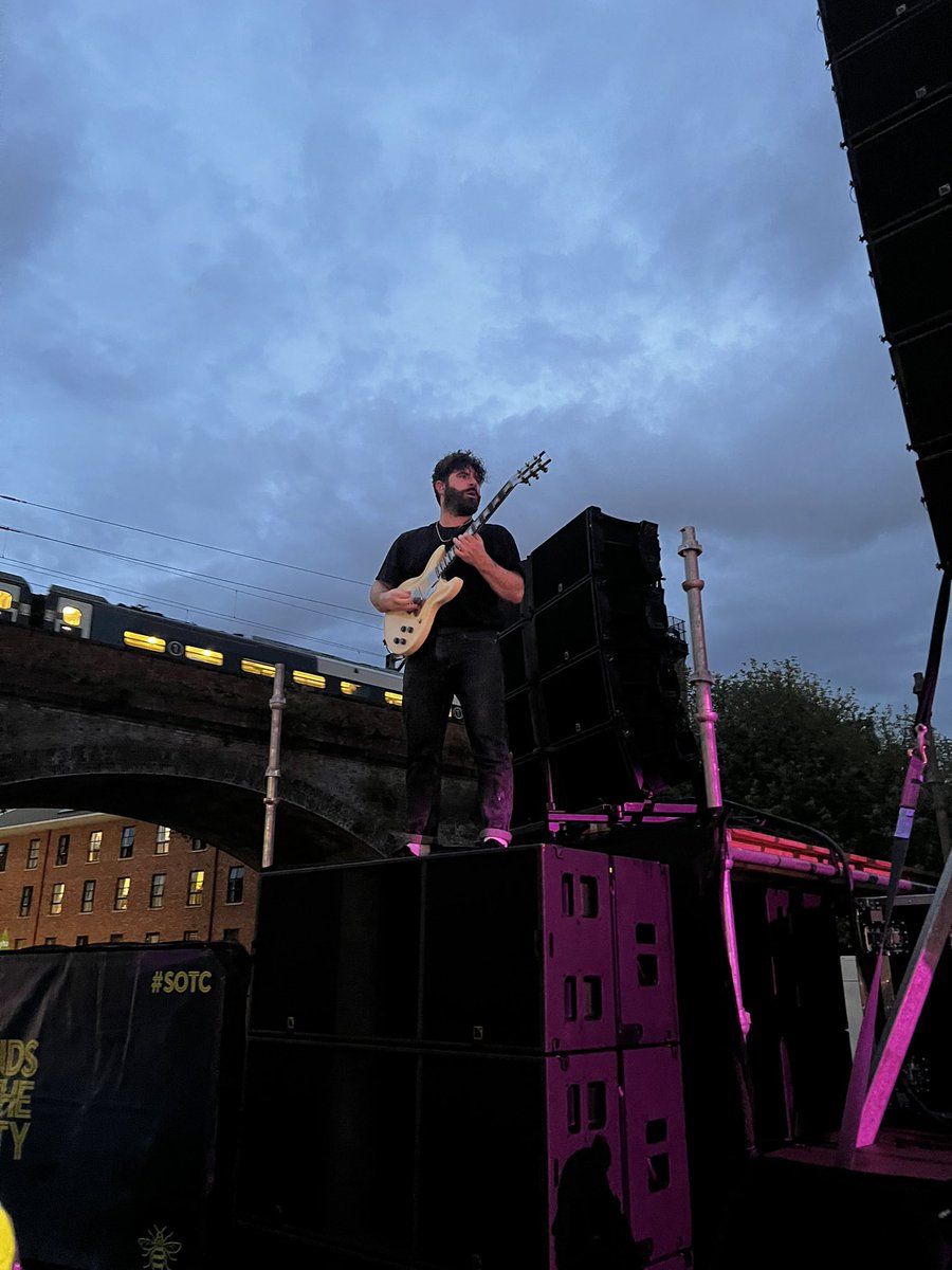 rossi2810's tweet photo. @AdsBrown @foals #gigwatch https://t.co/BRlIraGa9Z
