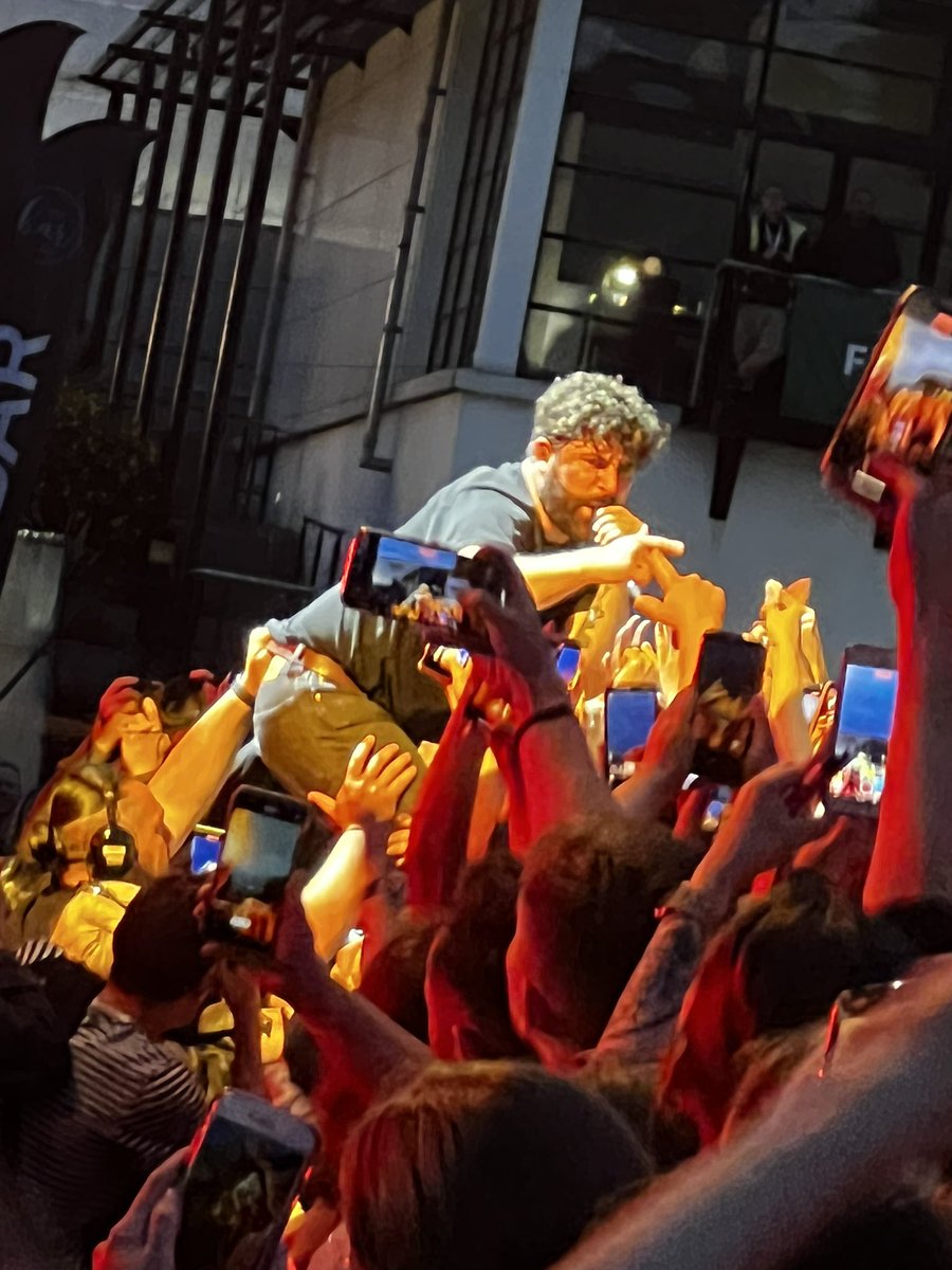 rossi2810's tweet photo. @AdsBrown @foals #gigwatch https://t.co/BRlIraGa9Z