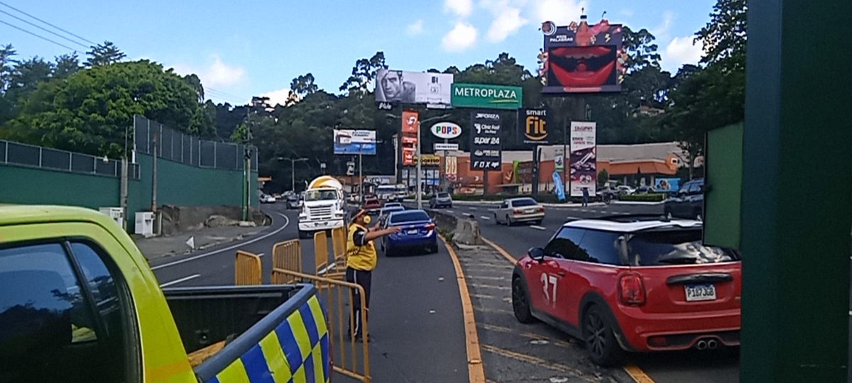 Habilitado el Carril Reversible del kilómetro 12.5 al 16.5 #CarreteraElSalvador a Oriente.
#PMTSCP 
#MunicipalidadDeSantaCatarinaPinula  
#soluciona