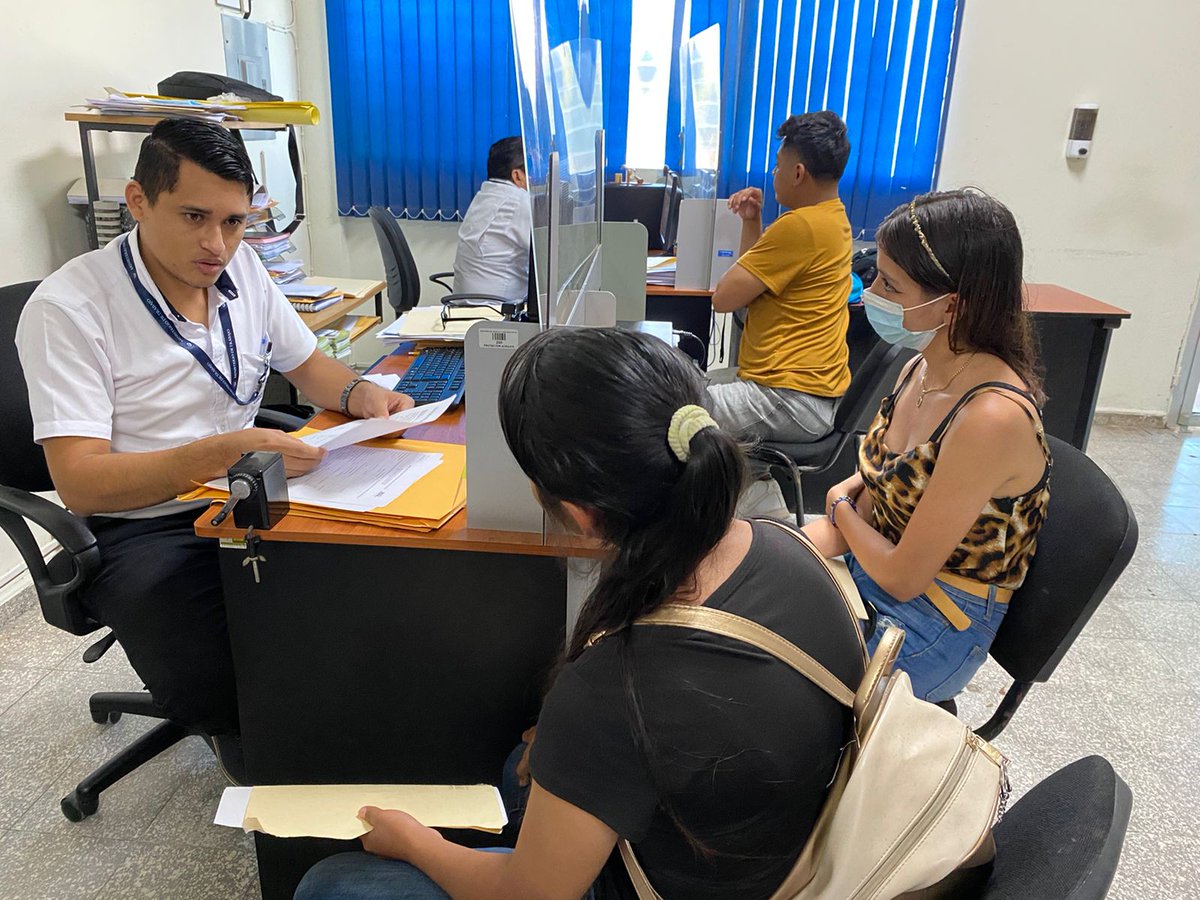 NoticieroTele's tweet photo. #NoticieroTelemas || Las oficinas departamentales del Ministerio de Trabajo en San Francisco Gotera, Morazán. Fueron visitadas este miércoles por muchos jóvenes y adultos aspirantes a la oferta laboral del programa Migración Laboral que oferto plazas de trabajo en Canadá. https://t.co/IEmKLOQRj9