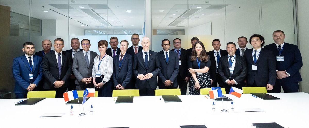 AlexisDutertre's tweet photo. 🇫🇷🤝🇨🇿🇪🇺|Visite du ministre @franckriester à Prague: passage de relais à la présidence tchèque 🇪🇺@JozefSikela (politique commerciale, #taxonomie); soutien à l’offre @EDFofficiel pour le réacteur #nucléaire Dukovany 5; rencontre avec la communauté d’affaires 🇫🇷#TeamFrance export ! https://t.co/aEk5RHmmxO