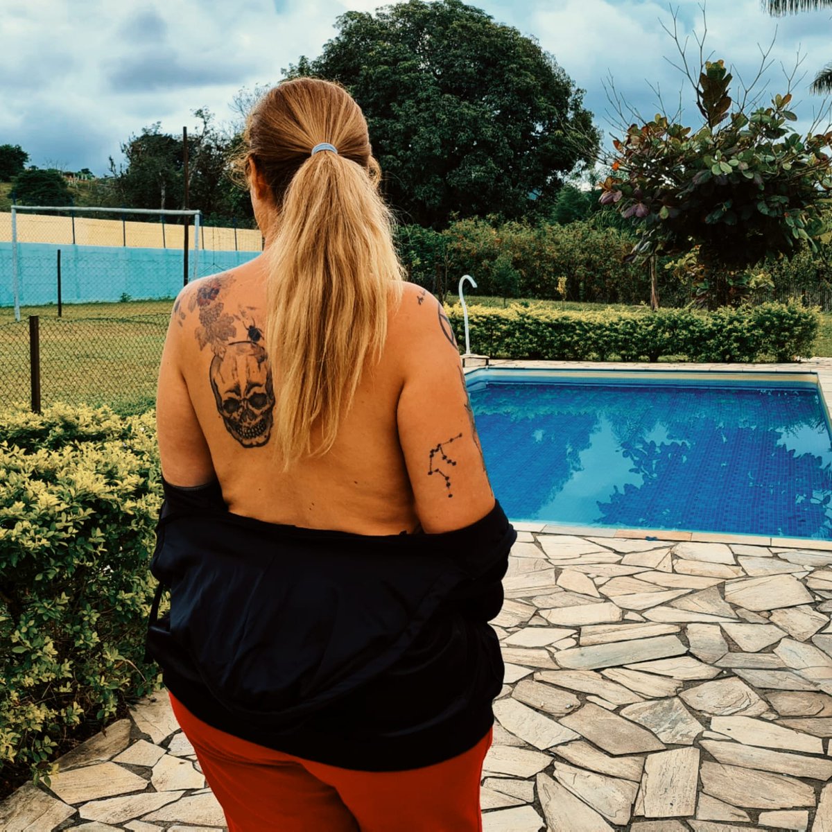 cvcortes's tweet photo. Aguardando ansiosamente pela foto na DM viu Sr. CEO @H_Sigiloso 
Precisava de sutiã num lugar desse??? #QuartaDoSutia #CabeloPreso https://t.co/GpRMXWuUX1