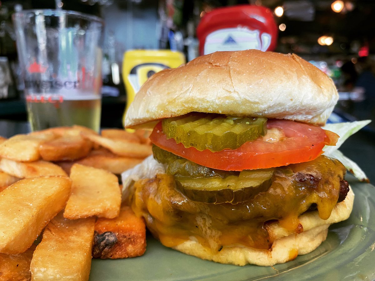 reneknottsports's tweet photo. It’s another day so of course it’s another burger 🤷🏿‍♂️🍔😋 #nofreelunch #DontJudge https://t.co/jYA3SqalhN