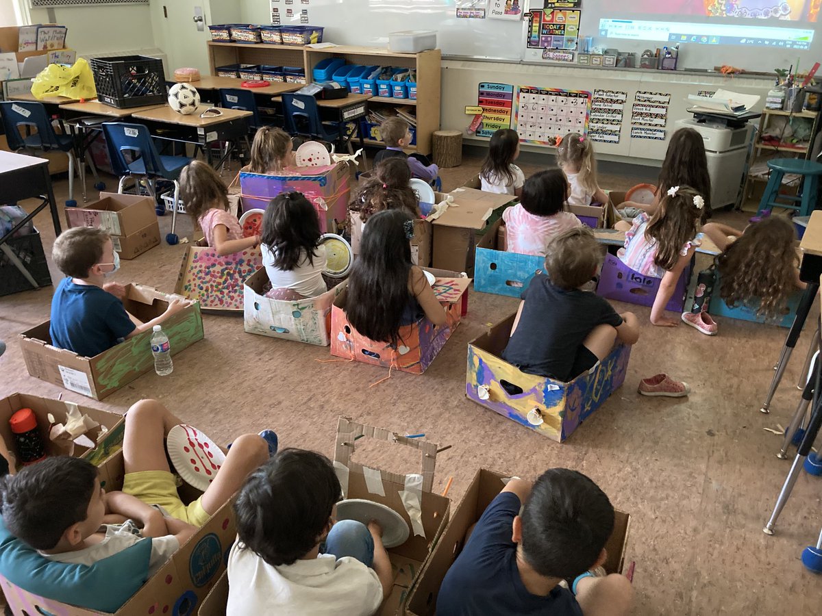 Tdsb_WestPrep's tweet photo. What’s better than a drive-in movie🎥 in home made cars 🚗 🚙🏎 on the 2nd last afternoon together in room 216?!? #endoftheyear #summerbreak ⁦@tdsb⁩ ⁦@TDSB_STEM⁩ https://t.co/gDnKNPEaNY