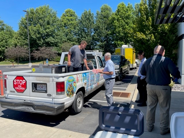 LorenCookCo's tweet photo. Food trucks were a big hit today at HQ!  Thanks to Terry and Brad Godfrey with Airflo for making our day, and to other Cook reps that have gone out of their way to show what a great partnership we have!  Smiles all around!
#lorencookco #airfloinc #partnerships #hvac #ventilation https://t.co/Sps5OUP0zL