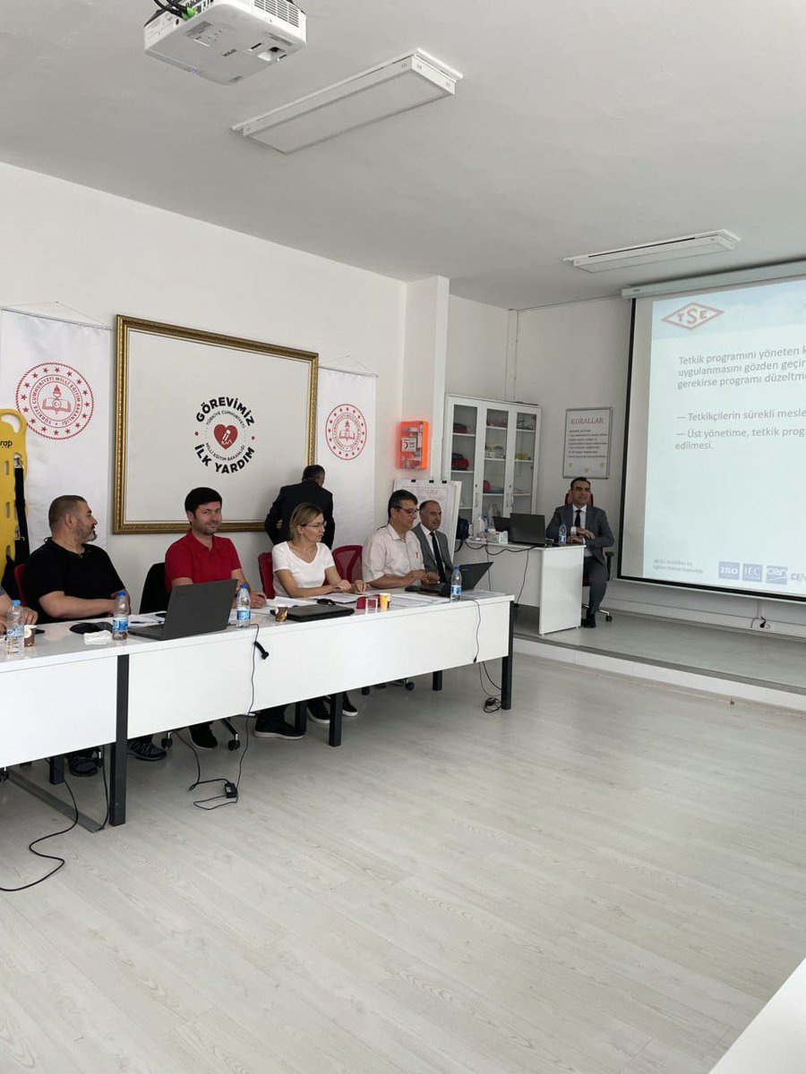 Genel Müdürümüz <a href="/OzilLevent/">Dr. Levent Özil🇹🇷🇹🇷🇹🇷</a>, Bakanlığımız Uzmanların katılımı ile Türk Standartlar Enstitüsünce yapılan "TS EN ISO 14001 Çevre Yönetim Sistemi Tetkik ve Baş Tetkik Görevlisi Eğitiminde" kursiyerlerle yapılan ve yapılacak olan çalışmalar ile ilgili istişarelerde bulundu. <a href="/tcmeb/">Millî Eğitim Bakanlığı</a>