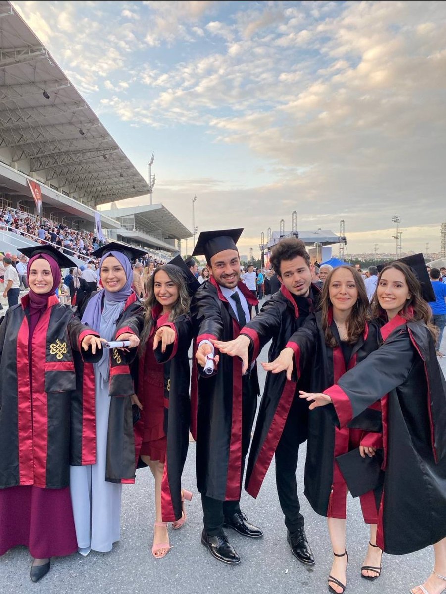 BurakErgl3's tweet photo. Bunu tutuyorum çünkü elimde şuan   🥳🥳🎓🎓 https://t.co/1BbPkiIbdS