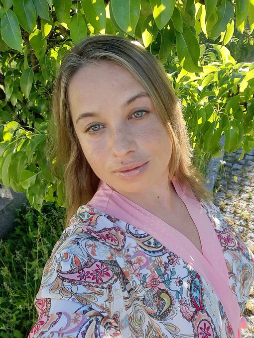 #satinrobe #selfie #HappyWednesday https://t.co/hDM3RZp6FE<a href="/tag/satinrobe"class="tags">#satinrobe</a><a href="/tag/selfie"class="tags">#selfie</a><a href="/tag/happywednesday"class="tags">#HappyWednesday</a>