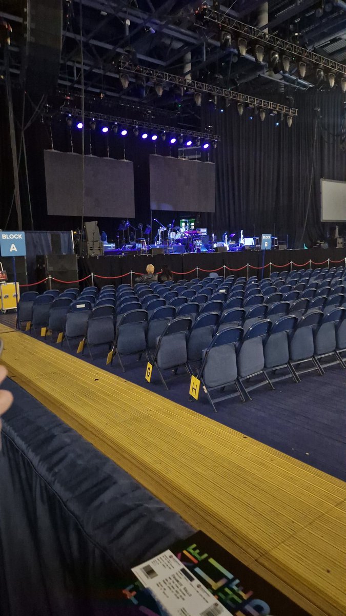 Waiting for <a href="/frankievalli/">Frankie</a>  
#FrankieValli