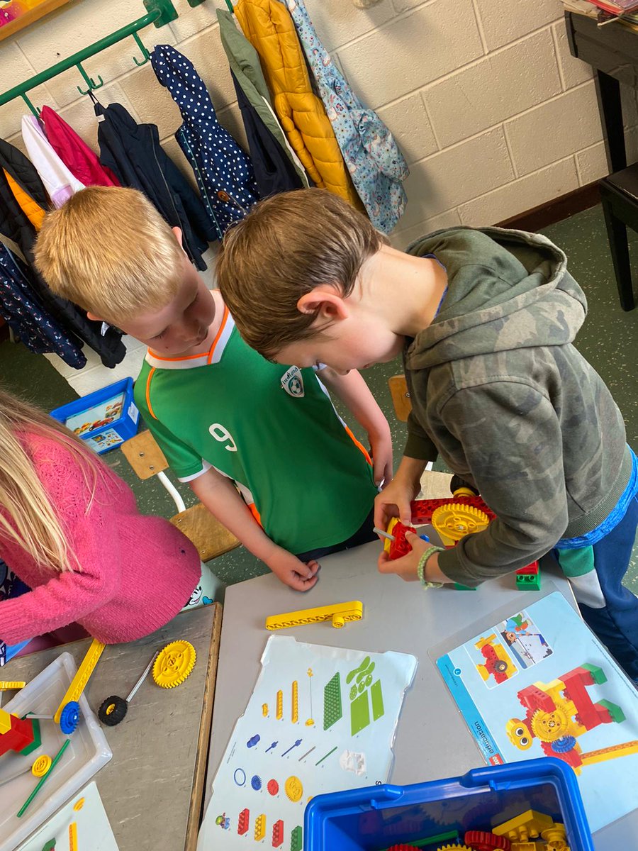 gaelscoilnadug1's tweet photo. Bhí lego workshop ag na Naíonáin Bheaga inniu míle buíochas le lifetime lab @lifetimelabcork @PDSTPrimarySTEM @DPSM_Activities @FLLRI @LEGO_Education @firstlegoleague @FLLUK #lego #STEMeducation https://t.co/rS621FUGlA