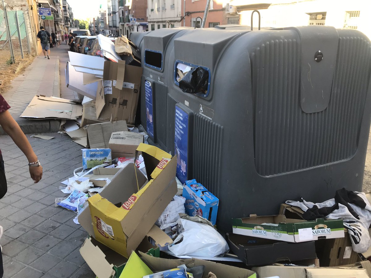 anaruavi's tweet photo. @MADRID a ver si en los barrios más periféricos pasáis  a recoger el cartón de vez en cuando. Calle alcaudon esquina José María peman, y lleva así varios dias #carabanchel https://t.co/Fvd1Z9iBzd