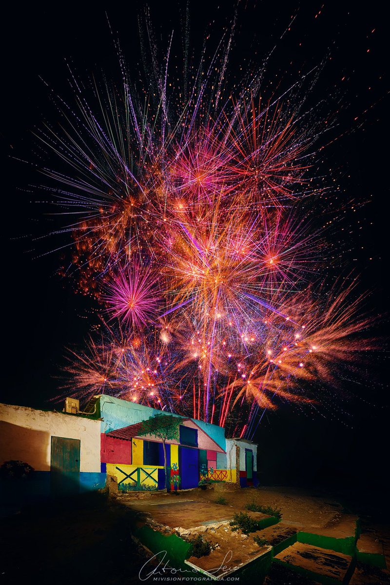 Nuestro rinconcito en <a href="/laisladelsur/">isladesanfernando</a>, ya no están las casetas que le daban ese encanto pero queda esta para rendir homenaje a un fin de feria de La Casería con los fuegos artificiales.