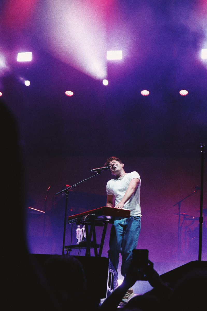 ericasadee's tweet photo. waited 4 years and flew to a different state to see @charlieputh, wasn’t disappointed 🪄 https://t.co/9oeT0btweX