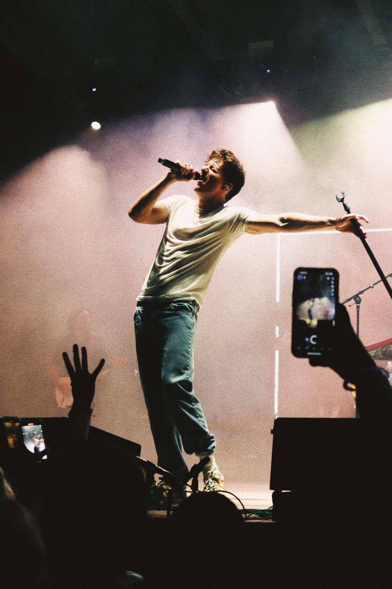 ericasadee's tweet photo. waited 4 years and flew to a different state to see @charlieputh, wasn’t disappointed 🪄 https://t.co/9oeT0btweX