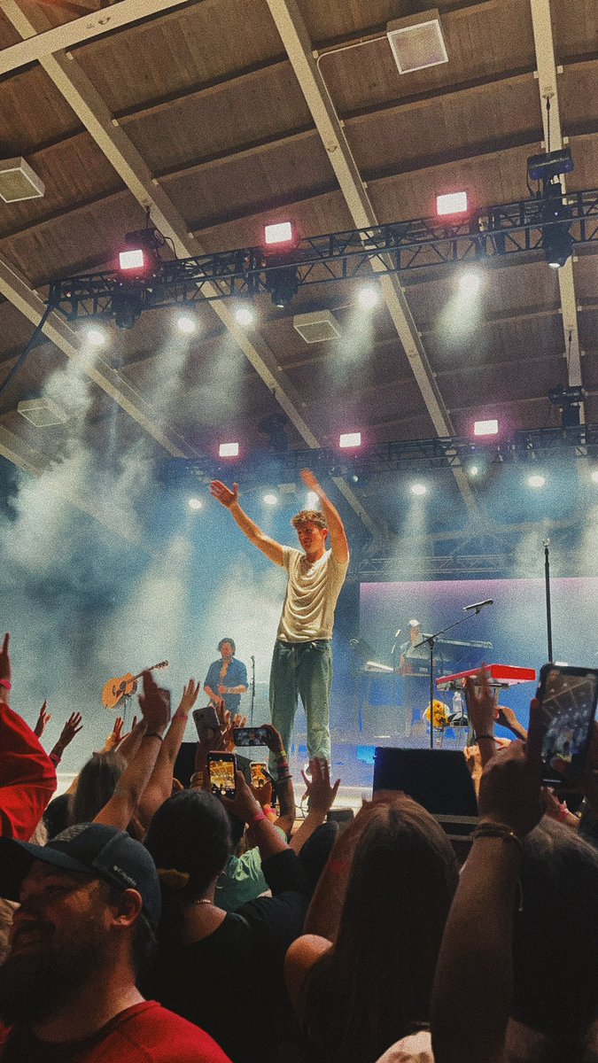 ericasadee's tweet photo. waited 4 years and flew to a different state to see @charlieputh, wasn’t disappointed 🪄 https://t.co/9oeT0btweX