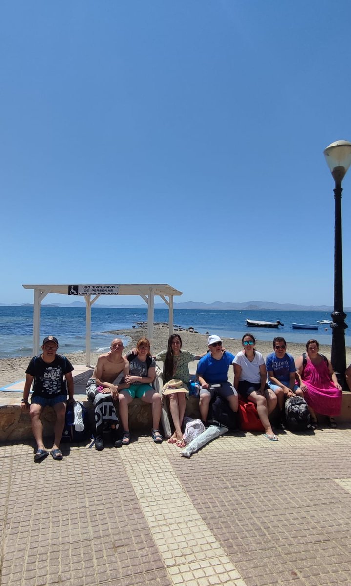 Seguimos con nuestras vacaciones en los Alcázares, hoy en nuestro último día aquí, nos hemos dado un buen chapuzón en el mar. Después nos hemos tomado el aperitivo en el chiringuito antes de comer. La tarde la estamos pasando en la piscina.