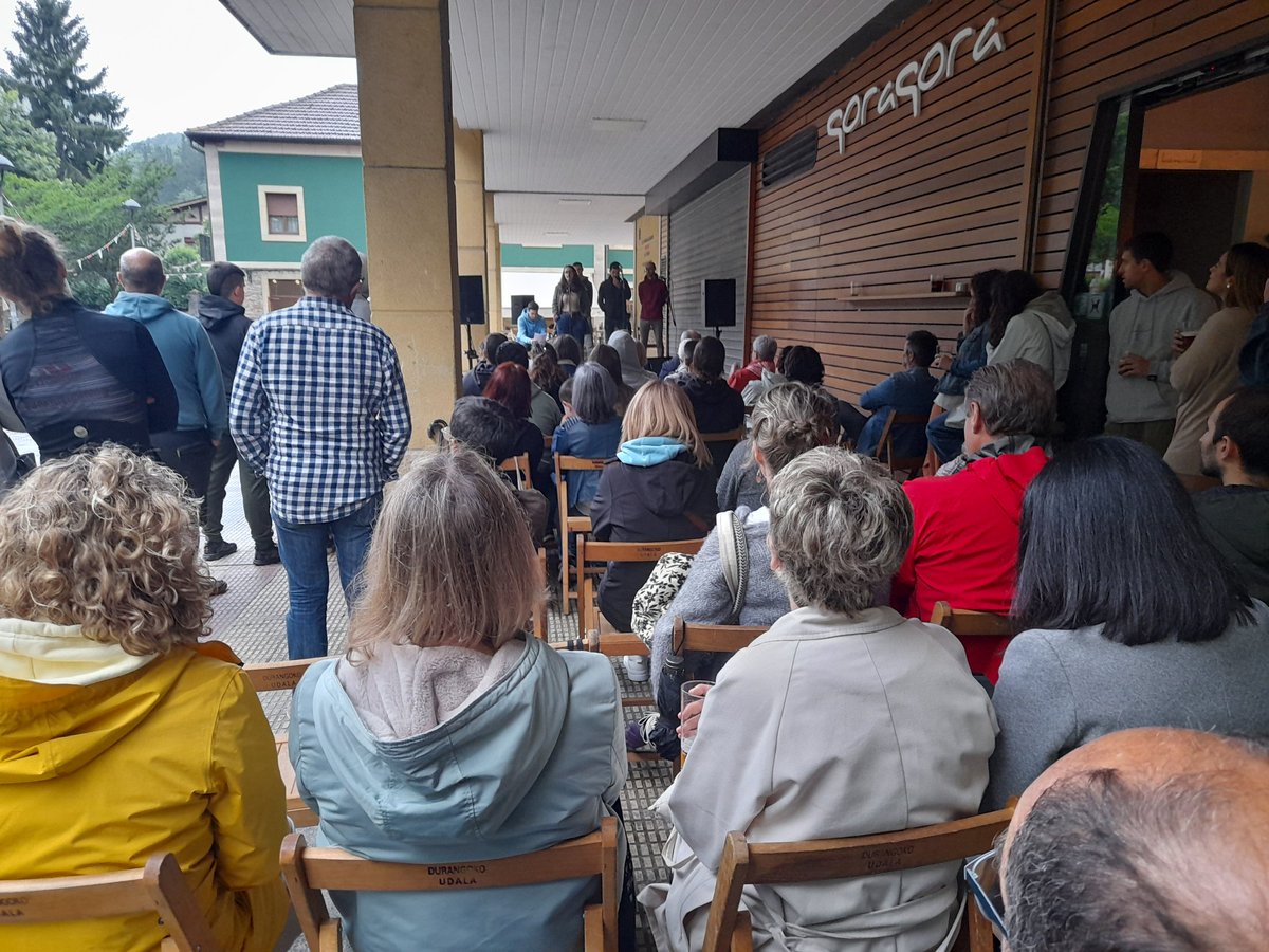 Tabirako jaietako bertso-saioan, eguraldi eskasa bana giro ederra. Kantuan, Ander Sarriugarte, Iruri Altzerreka, Aitor Bizkarra eta Amets Arzallus. Gidari Ander Elorriaga.