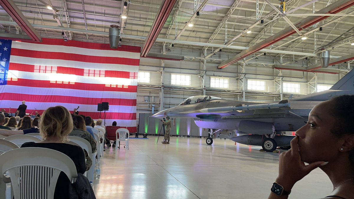 GibelliTiziana's tweet photo. Un concerto in un hangar? Con 300 persone che applaudono l’orchestra con quei battimani forti, lunghi e avvolgenti che ti fan capire che sono veri?😊
Succede, in base #USAF #Aviano, con l’ #OrchestraBusoni e l’organizzazione di @DavideFregona
#CulturaSportFVG @regioneFVGit https://t.co/5FQ8R5xyv7
