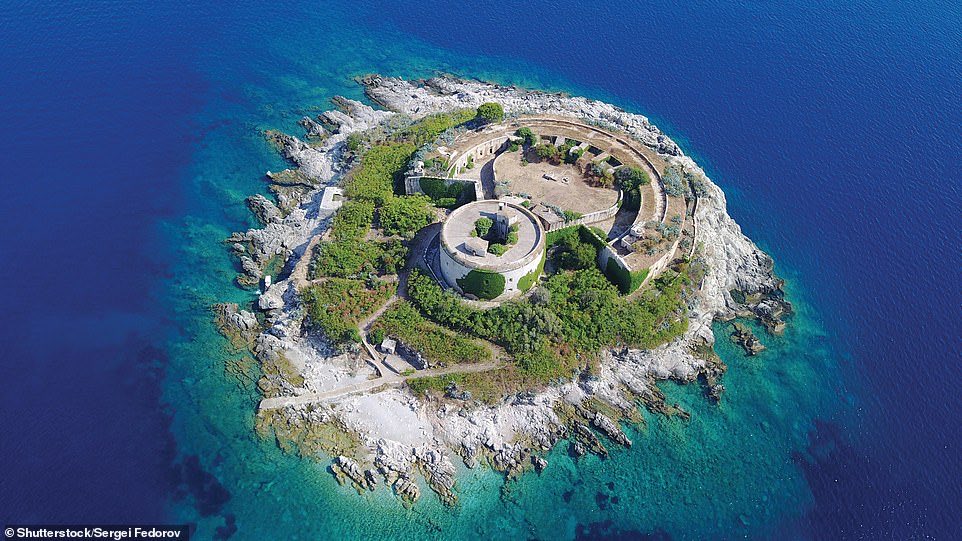 TheNorskaPaul's tweet photo. This is #Mamula in #Montenegro 🇲🇪
The islet's fort was built in 1853 by Austro-Hungarian general Lazarus von Mamula to defend the Bay of Kotor.
During #WWII the fort was used as an internment camp by Mussolini.
There are plans to turn Mamula into a hotel type place. https://t.co/FCya9FpcnK