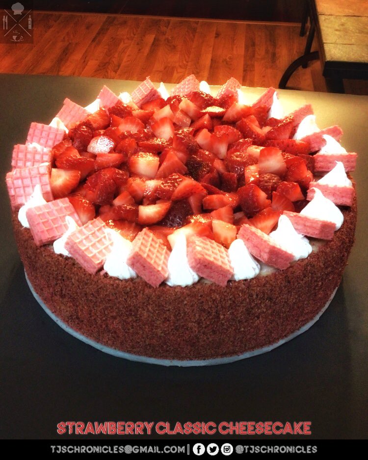 TJsChronicles's tweet photo. The Strawberry Classic Cheesecake gets a dramatic remix with full surround red graham cracker crust, chopped strawberry wafers, with fresh strawberries front & center.
#GoodEats #ItsAGoodThing #Strawberry #4thOfJuly #Red #StrawberryCheesecake #Cheesecake #Dessert #TJsChronicles https://t.co/iWTkgziydl