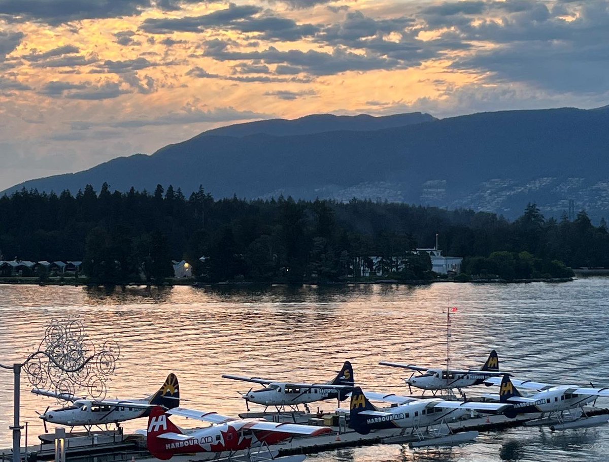 JasonvBarger's tweet photo. Great event in #vancouver with @ukginc &amp; #hr #leaders from across Canada!

Engaging dialogue on developing #culture #leadership #mindsets and #breathingoxygen into #teams in world today. 

#thermostatcultures #purposeispeople #ukg #hrstudio 
Great venue &amp; view @fairmontpacific https://t.co/DnKouXdDwZ