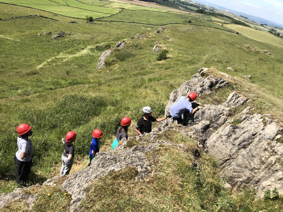 Alleyns_Lower's tweet photo. A great day out in the Peaks for @AlleynsLowerSch  with their form and friends @_JaneLunnon @Alleyns_School https://t.co/S5sQTb5Bj2