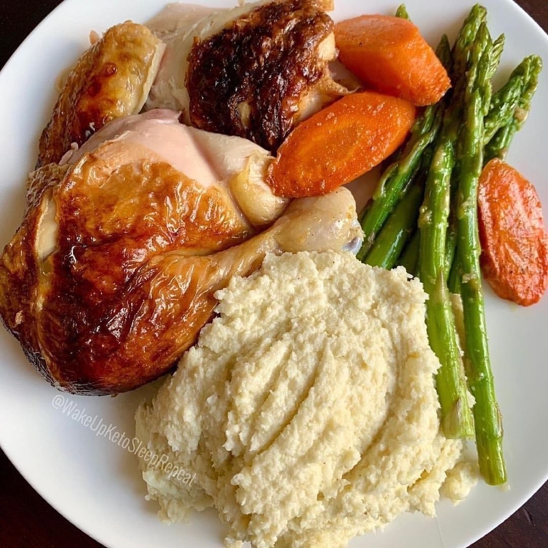 Lowcarbjiji's tweet image. Rotisserie chicken, garlicky sautéed asparagus, cumin roasted carrot slices (carrot in moderation is OK, if fits in your macros) and mashed garlic-roasted cauliflower. 

📸By - wakeupketosleeprepeat

#ketosnacks #ketodinner #ketogenic #ketoislife #ketoresults #ketomeals #keto
